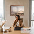 Quadro Decorativo Grande Três Cruzes de Jesus para Sala Bege | quadros decorativos | três cruzes de madeira em colina ao amanhecer com névoa no vale | em ambiente 2 | Porao dos Quadros