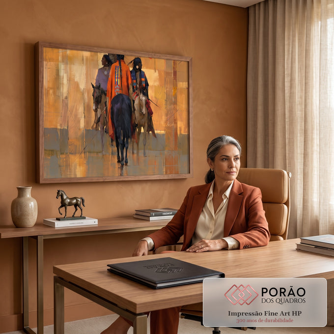 Quadro Decorativo Grande Três Indígenas para Sala Laranja | quadros decorativos | três indígenas a cavalo de costas em cena dourada com manto laranja geométrico | em ambiente 2 | Porao dos Quadros