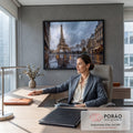 Quadro Decorativo Grande Torre Eiffel Cinza para Sala | quadros decorativos | Torre Eiffel sob céu nublado com rua de paralelepípedos molhada refletindo luzes | em ambiente 2 | Porao dos Quadros