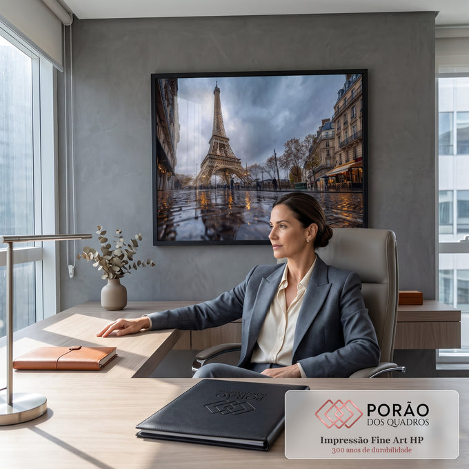 Quadro Decorativo Grande Torre Eiffel Cinza para Sala | quadros decorativos | Torre Eiffel sob céu nublado com rua de paralelepípedos molhada refletindo luzes | em ambiente 2 | Porao dos Quadros