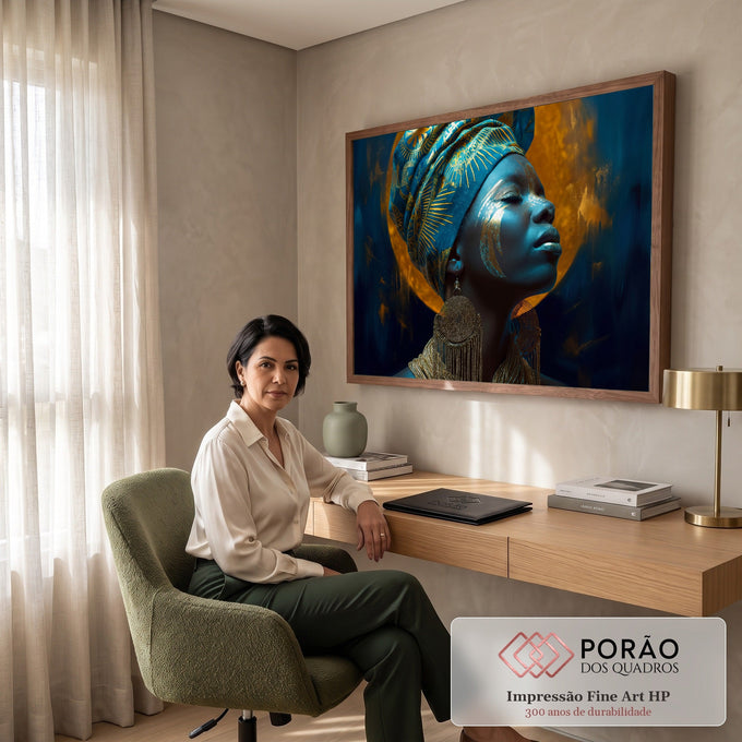 Quadro Decorativo Grande Mulher com Turbante para Sala Azul | quadros decorativos | mulher de olhos fechados com turbante azul e rosto pintado de dourado diante de lua dourada | em ambiente 2 | Porao dos Quadros