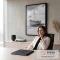 Barco de madeira envelhecido com placa HOME sobre terra rachada em preto e branco, quadro decorativo
