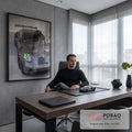Pantera negra sentada no capô de Porsche cinza com aerofólio e faróis verdes neon, quadro decorativo
