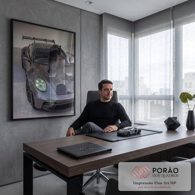 Pantera negra sentada no capô de Porsche cinza com aerofólio e faróis verdes neon, quadro decorativo