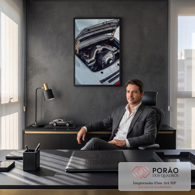 Motor de Porsche clássico em fibra de carbono com capô aberto e dobradiças douradas, quadro decorativo