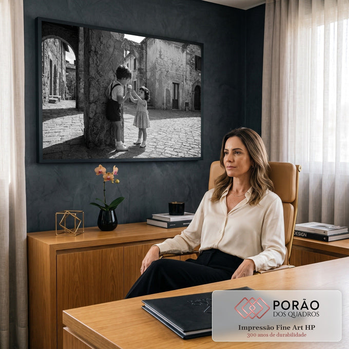 Foto preto e branco de menino e menina dividindo sorvete em rua de vila italiana, quadro decorativo