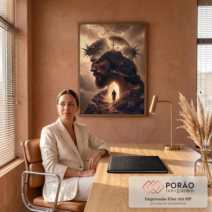 Quadro Decorativo Grande Jesus Crucificação para Sala Marrom | quadros decorativos | rosto de Jesus com coroa de espinhos fundido a montanha com três cruzes e túmulo | em ambiente 2 | Porao dos Quadros
