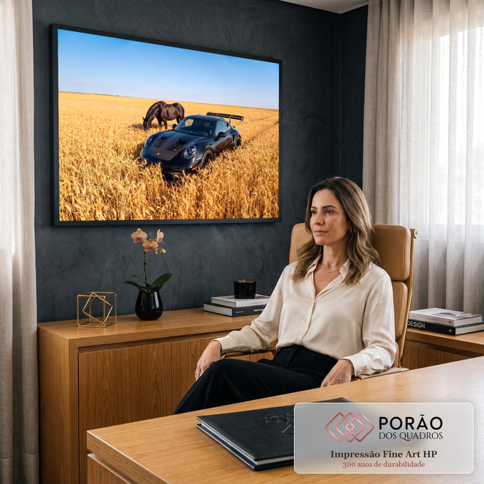 Porsche preto esportivo com aerofólio e cavalo negro pastando em campo de trigo dourado, quadro decorativo