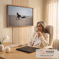 Quadro Decorativo Grande Cavalo Galopando para Sala Bege | quadros decorativos | cavalo marrom galopando em deserto com carro esportivo derrapando ao fundo | em ambiente 2 | Porao dos Quadros