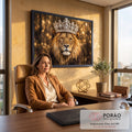 Quadro Decorativo Grande Leão Rei para Sala Dourado | quadros decorativos | leão de frente usando coroa prateada cravejada de diamantes com fundo dourado desfocado | em ambiente 2 | Porao dos Quadros