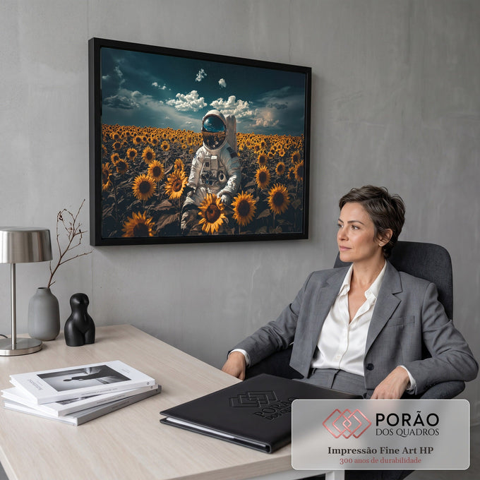 Quadro Decorativo Grande Astronauta Sentado para Sala | quadros decorativos | astronauta sentado em campo de girassóis com céu estrelado refletido no capacete | em ambiente 2 | Porao dos Quadros