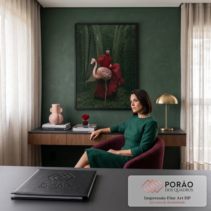 Quadro Decorativo Grande Mulher com Flamingo para Sala | quadros decorativos | mulher de vestido vermelho segurando flamingo rosa em corredor de sebes verdes escuras | em ambiente 2 | Porao dos Quadros