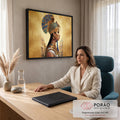 Rainha egípcia de perfil com coroa azul e ouro, joias e hieróglifos ao fundo, quadro decorativo