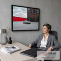 Porsche 911 verde sage em pátio de pedra diante de prédio de tijolos e muro vermelho, quadro decorativo