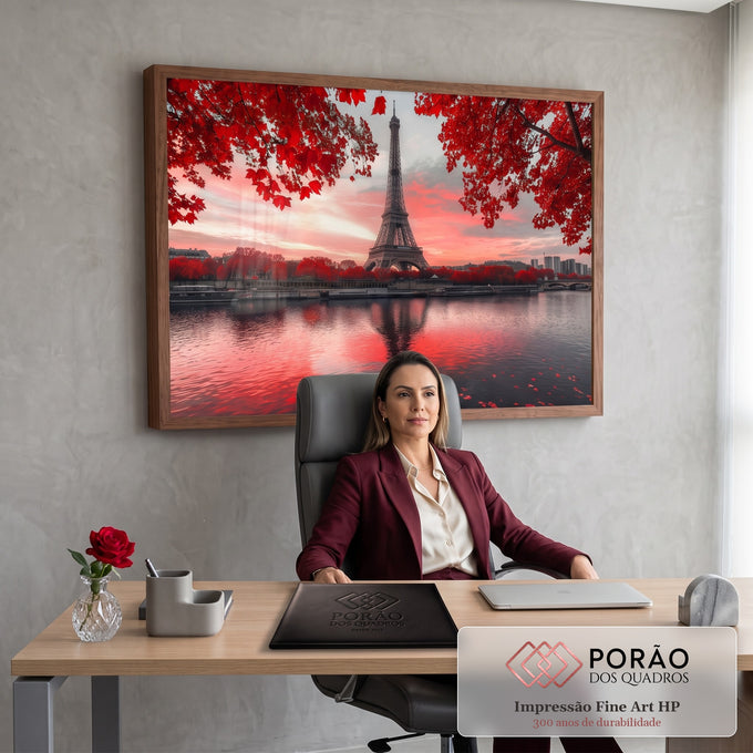 Quadro Decorativo Grande Torre Eiffel Vermelho para Sala | quadros decorativos | Torre Eiffel ao entardecer emoldurada por folhas vermelhas refletida no rio | em ambiente 2 | Porao dos Quadros