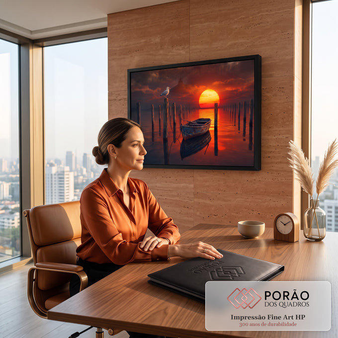Quadro Decorativo Grande Pôr do Sol Gaivota para Sala | quadros decorativos | gaivota em poste de madeira com barco e pôr do sol vermelho ao fundo | em ambiente 2 | Porao dos Quadros