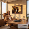 Quadro Decorativo Grande Leão Jesus Coroa para Sala Dourado | quadros decorativos | leão de juba dourada ao lado de Jesus com coroa de espinhos sob céu dramático | em ambiente 2 | Porao dos Quadros