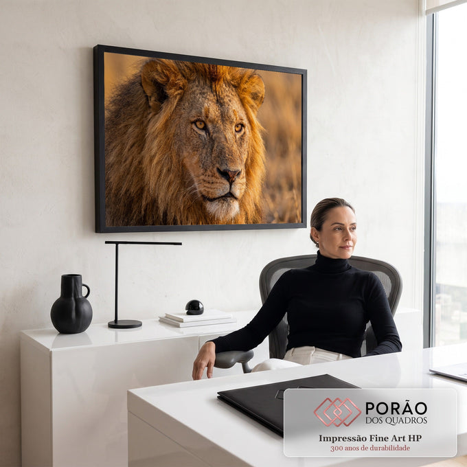 Rosto de leão em close com juba dourada e olhos âmbar na luz da savana, quadro decorativo