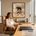 Quadro Decorativo Grande Urso Pardo para Sala Dourado | quadros decorativos | urso pardo caminhando em praia molhada com reflexo dourado do pôr do sol | em ambiente 2 | Porao dos Quadros