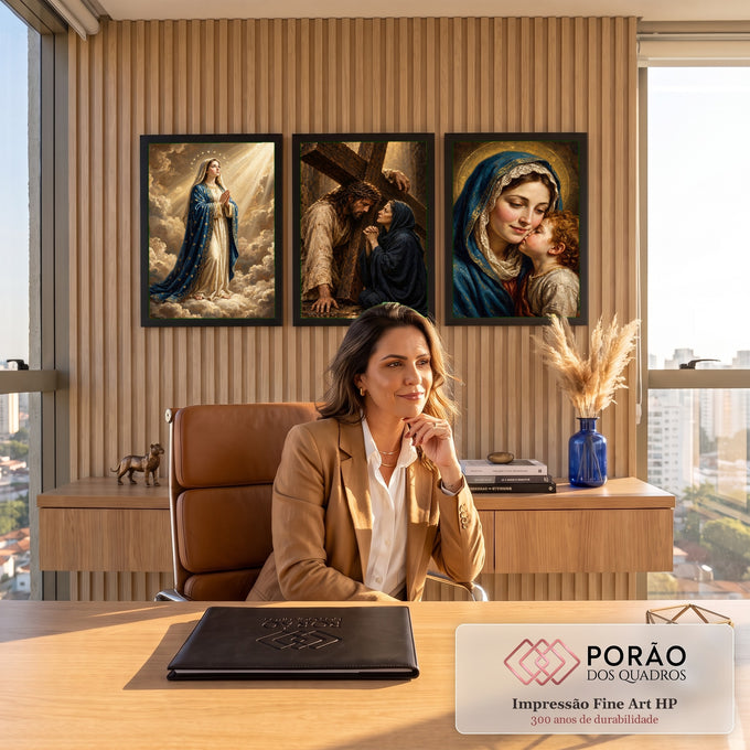 Quadro Decorativo Kit 3 Telas Religioso para Sala Azul | quadros decorativos | tríptico religioso com Nossa Senhora, Jesus carregando a cruz e Madona com menino | em ambiente 2 | Porao dos Quadros