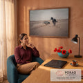 Cavalo negro galopando ao lado de carro esportivo levantando areia nas dunas do deserto, quadro decorativo