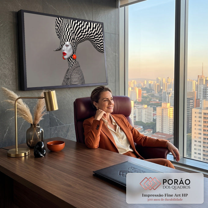 Mulher com chapéu xadrez escultural, lábios vermelhos e brincos laranja em fundo cinza, quadro decorativo
