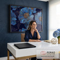 Quadro Decorativo Grande Flores Azuis Azul para Sala | quadros decorativos | flores azuis detalhadas com contornos dourados sobre fundo marinho escuro | em ambiente 2 | Porao dos Quadros