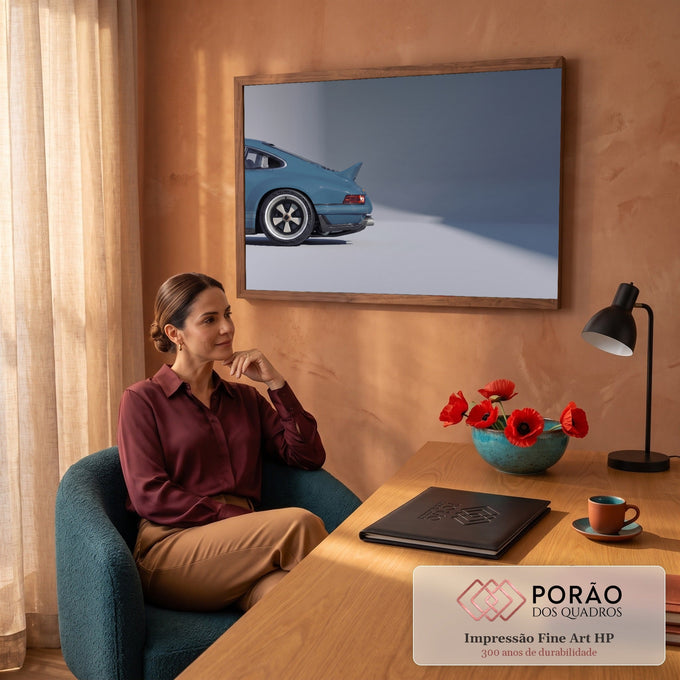 Traseira de Porsche 911 clássico azul com aerofólio e rodas Fuchs em estúdio cinza, quadro decorativo
