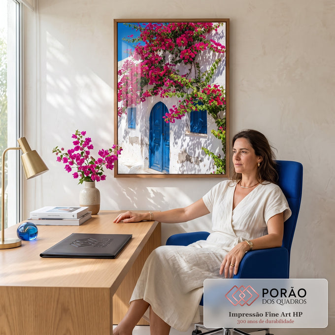 Quadro Decorativo Grande Casa para Sala Rosa | quadros decorativos | casa branca com porta azul coberta por flores rosa-magenta de bougainville | em ambiente 2 | Porao dos Quadros