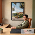 Porsche conversível dourado estacionado diante de mansão mediterrânea entre palmeiras, quadro decorativo