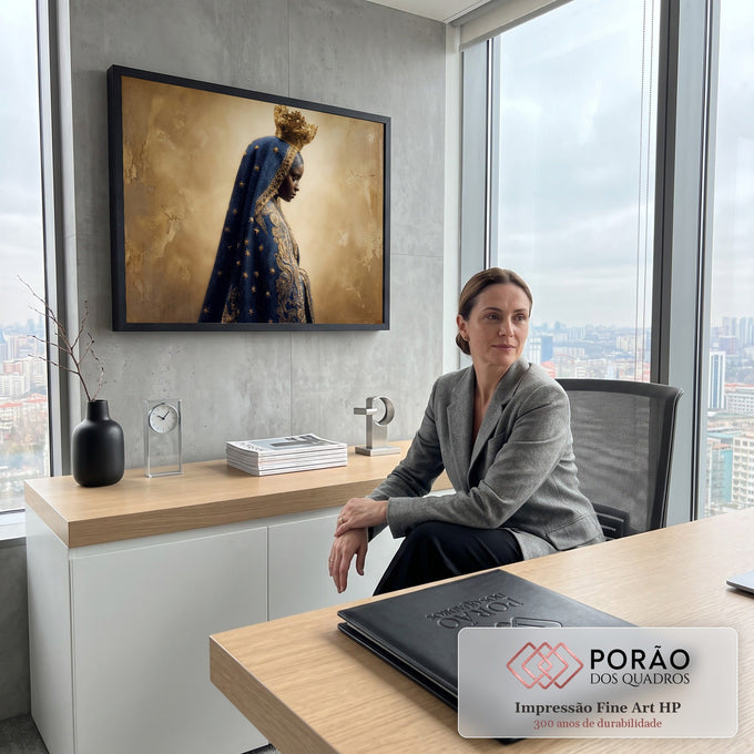 Nossa Senhora negra de perfil, manto azul estrelado e coroa dourada em fundo dourado, quadro decorativo