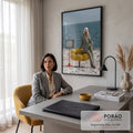 Mulher de terno xadrez e cabelo platinado com poltrona amarela e TV retrô à beira-mar, quadro decorativo