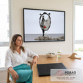 Mulher de casaco geométrico diante de espelho barroco com rosto de lábios vermelhos e garça no mar, quadro decorativo
