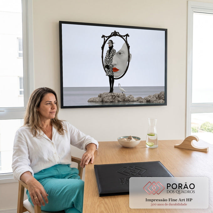 Mulher de casaco geométrico diante de espelho barroco com rosto de lábios vermelhos e garça no mar, quadro decorativo