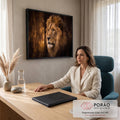 Quadro Decorativo Grande Leão Juba Dourada para Sala | quadros decorativos | retrato de leão com juba dourada e olhar fixo sobre fundo escuro | em ambiente 2 | Porao dos Quadros