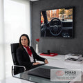 Interior de carro esportivo com volante de couro preto, painel e rua urbana de outono ao fundo, quadro decorativo