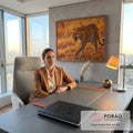 Leopardo de manchas pretas rosnando e caminhando no capim dourado da savana ao entardecer, quadro decorativo