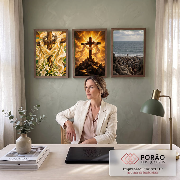 Quadro Decorativo Kit 3 Telas Cruz para Sala Dourado | quadros decorativos | cruz de madeira com coroa de espinhos e luz dourada ao lado de multidão à beira-mar | em ambiente 2 | Porao dos Quadros