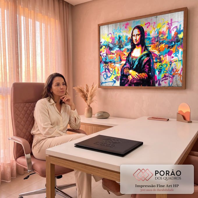 Quadro Decorativo Grande Mona Lisa em Grafite para Sala Rosa | quadros decorativos | retrato da Mona Lisa em estilo grafite pop art com fundo colorido de respingos | em ambiente 2 | Porao dos Quadros