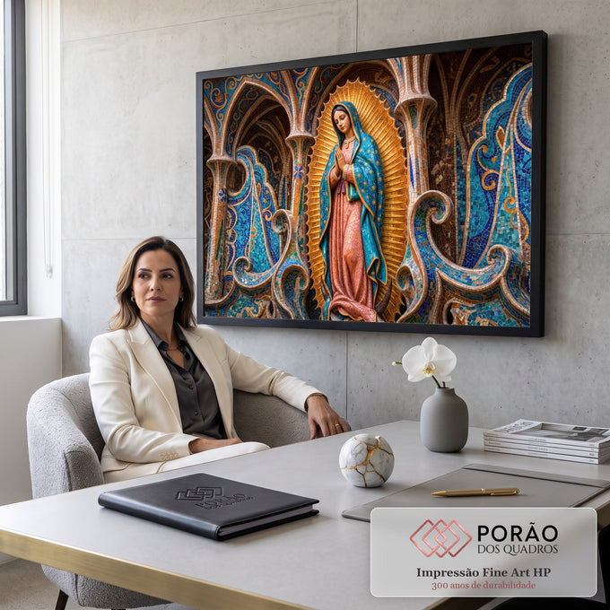 Quadro Decorativo Grande Nossa Guadalupe Mosaico para Sala | quadros decorativos | Nossa Senhora de Guadalupe em mosaico azul e dourado dentro de nicho ornamentado | em ambiente 2 | Porao dos Quadros