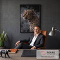 Leopardo de perfil com olhos âmbar envolto em fumaça cinza sobre fundo preto, quadro decorativo