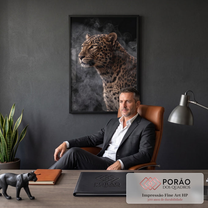 Leopardo de perfil com olhos âmbar envolto em fumaça cinza sobre fundo preto, quadro decorativo