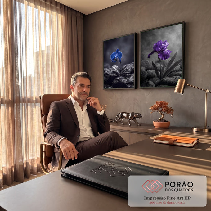 Quadro Decorativo Kit 2 Telas Orquídea e Íris para Sala Azul | quadros decorativos | orquídea azul e íris roxa sobre pedras vulcânicas em fundo preto e branco | em ambiente 2 | Porao dos Quadros