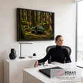 Carro esportivo verde numa floresta de sequoias com pantera negra sentada atrás dele, quadro decorativo