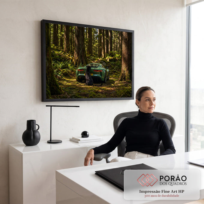 Carro esportivo verde numa floresta de sequoias com pantera negra sentada atrás dele, quadro decorativo