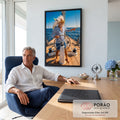 Quadro Decorativo Grande Marinheiro e Cacatua para Sala Azul | quadros decorativos | homem idoso de óculos amarelos no leme de um veleiro com cacatua no ombro | em ambiente 2 | Porao dos Quadros