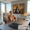 Nossa Senhora cubista de véu azul e auréola dourada sobre vale com rio, quadro decorativo