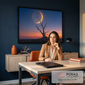 Quadro Decorativo Grande Árvore Seca Lua Dourada para Sala | quadros decorativos | árvore seca silhuetada contra lua crescente dourada em céu de pôr do sol | em ambiente 2 | Porao dos Quadros