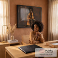 Mulher negra de cabelo black power e vestido estampado sentada sobre tambores djembê, quadro decorativo