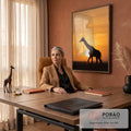Silhueta de girafa caminhando na savana com sol baixo e céu laranja ao entardecer, quadro decorativo